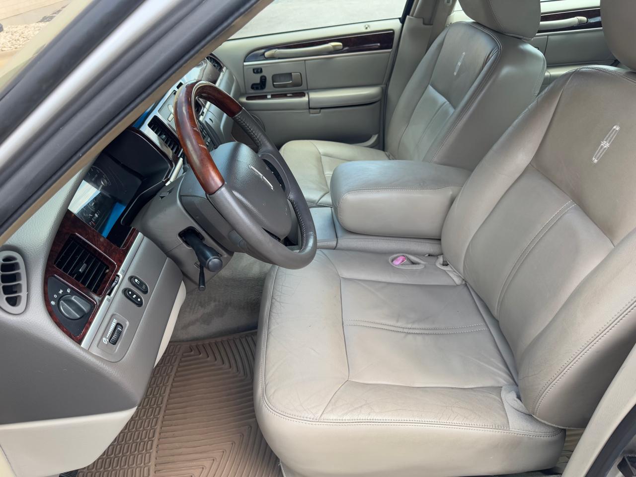 Lincoln Town Car 4dr Sdn Signature Limited 2011