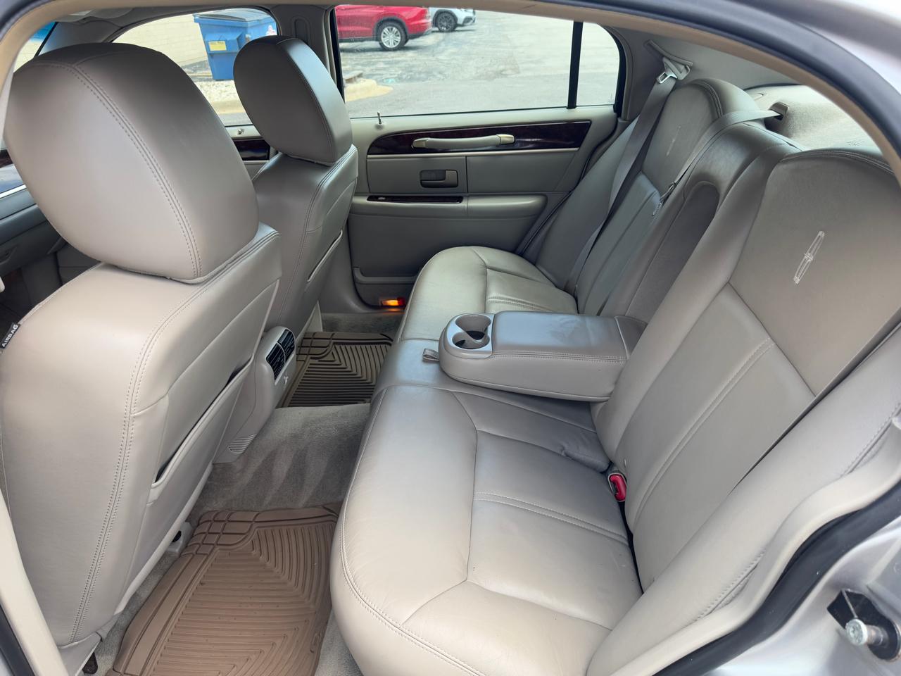 Lincoln Town Car 4dr Sdn Signature Limited 2011