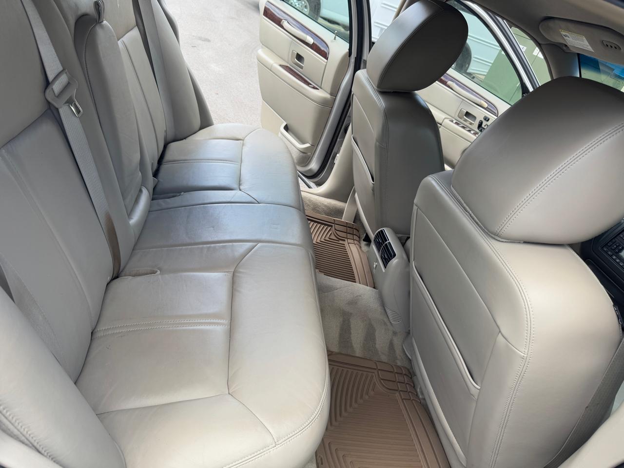 Lincoln Town Car 4dr Sdn Signature Limited 2011