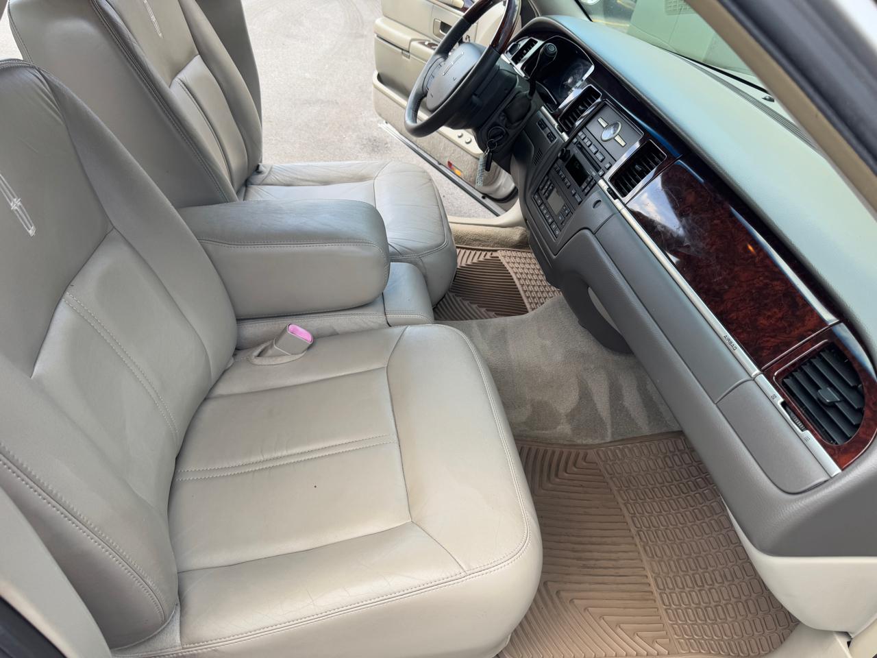 Lincoln Town Car 4dr Sdn Signature Limited 2011