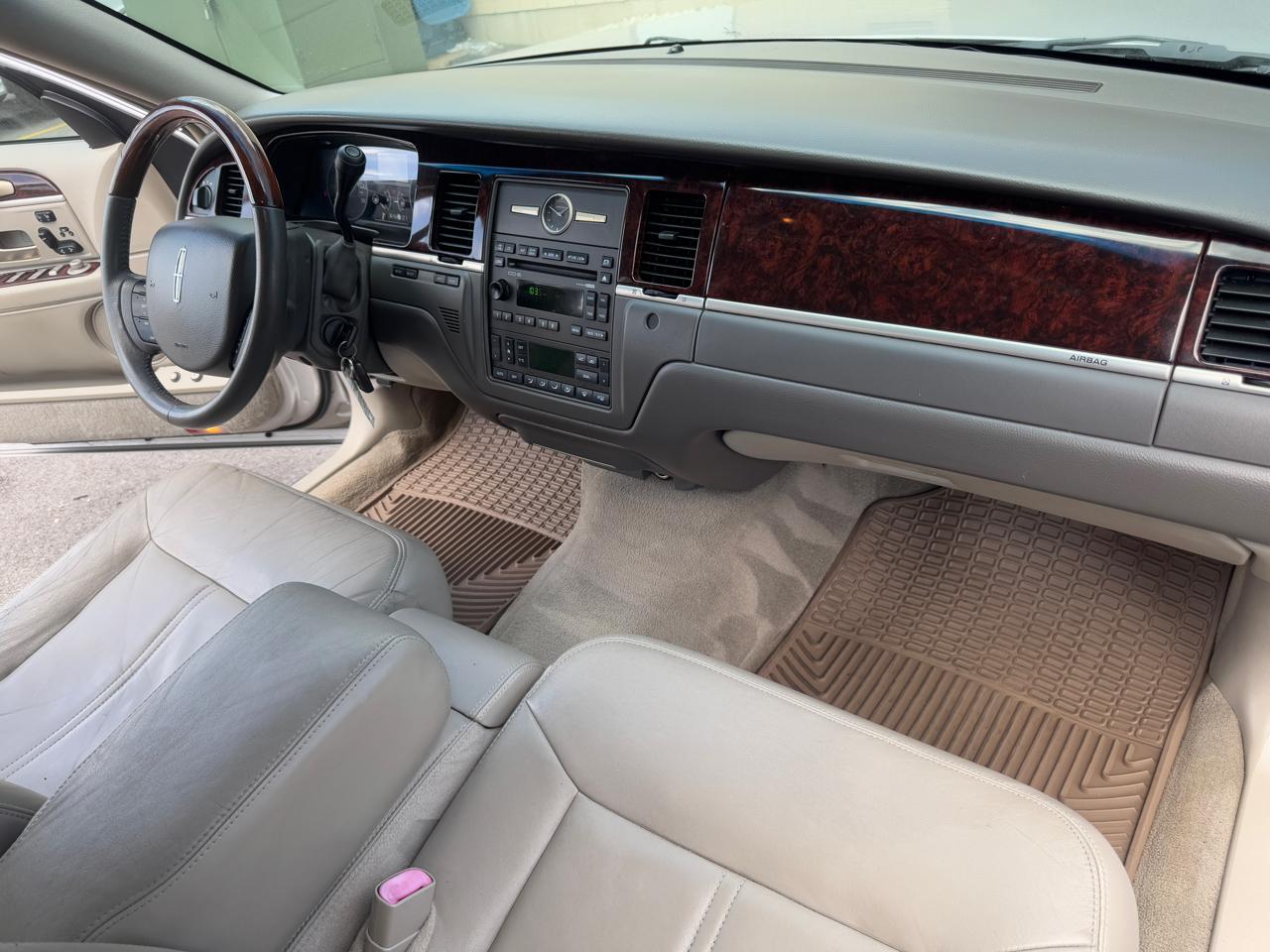 Lincoln Town Car 4dr Sdn Signature Limited 2011