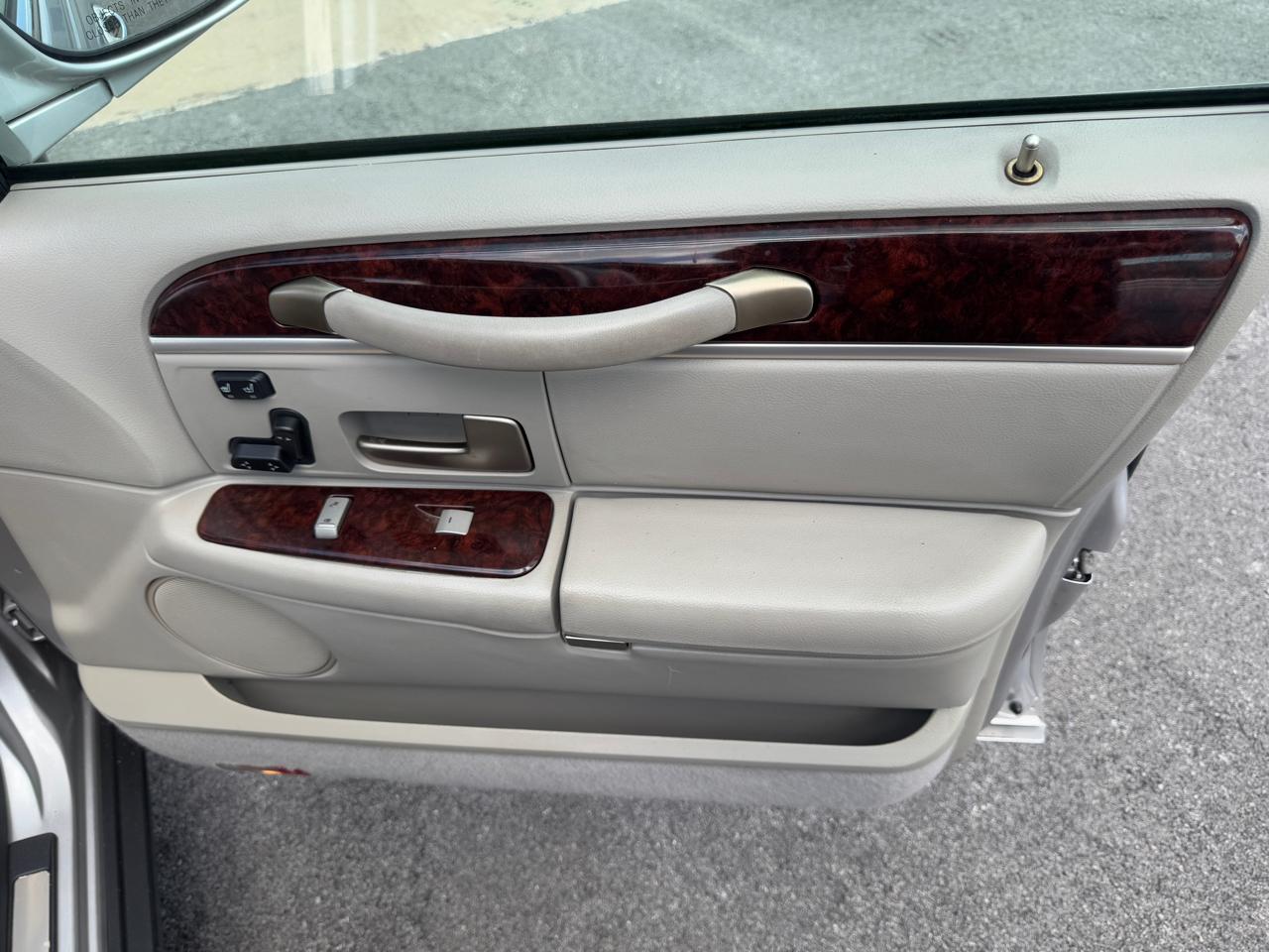 Lincoln Town Car 4dr Sdn Signature Limited 2011