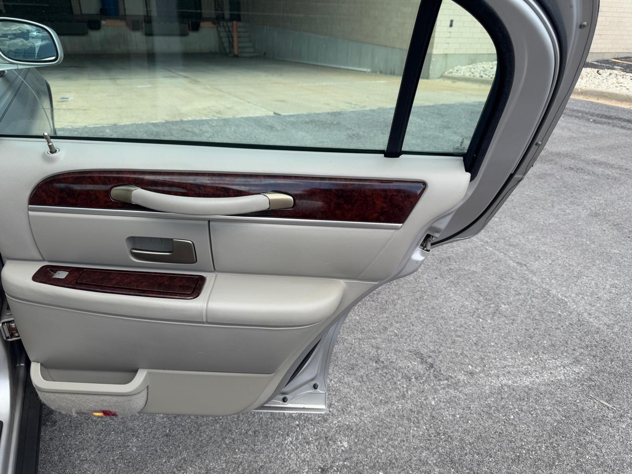 Lincoln Town Car 4dr Sdn Signature Limited 2011