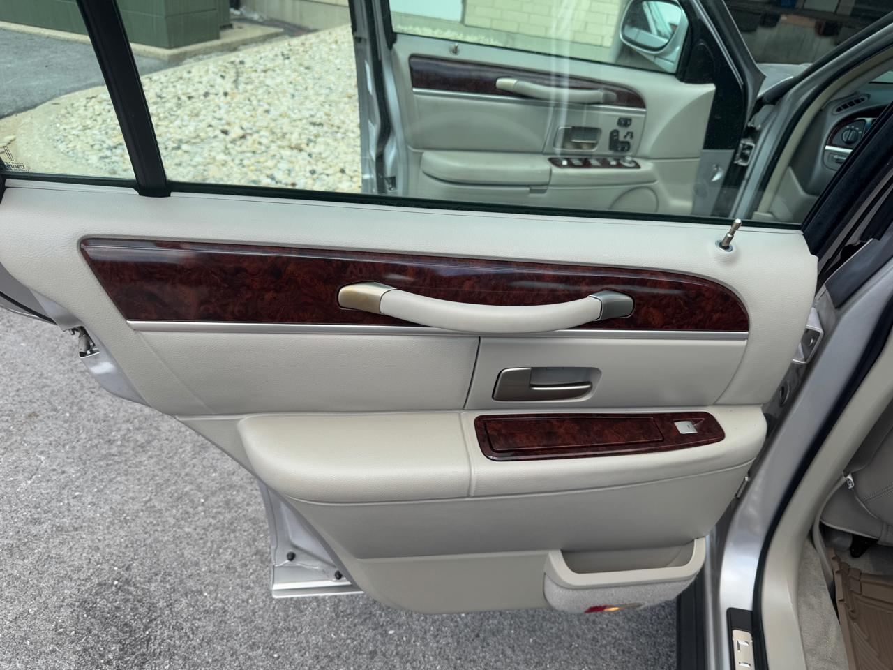 Lincoln Town Car 4dr Sdn Signature Limited 2011