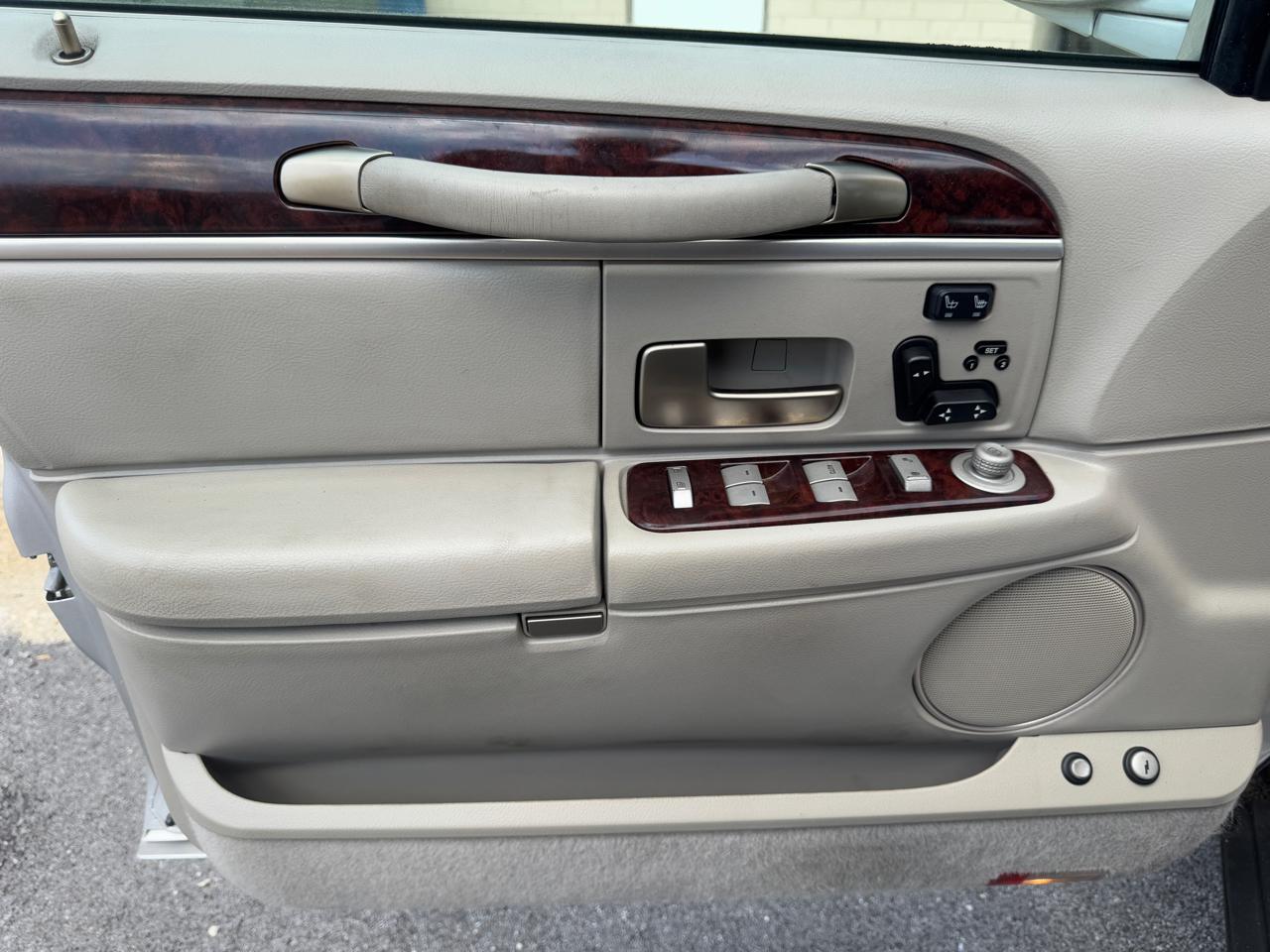 Lincoln Town Car 4dr Sdn Signature Limited 2011