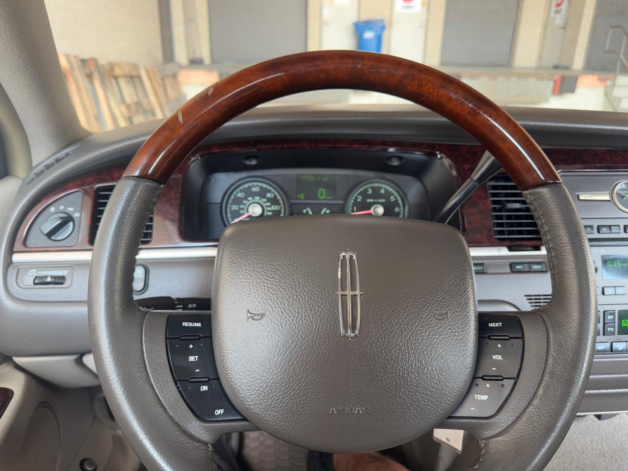 Lincoln Town Car 4dr Sdn Signature Limited 2011