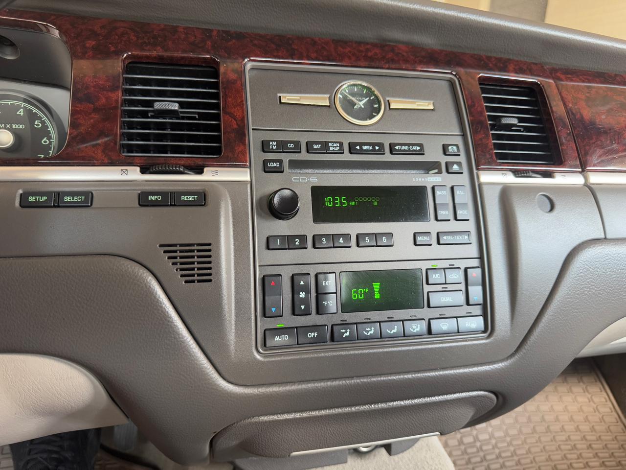 Lincoln Town Car 4dr Sdn Signature Limited 2011