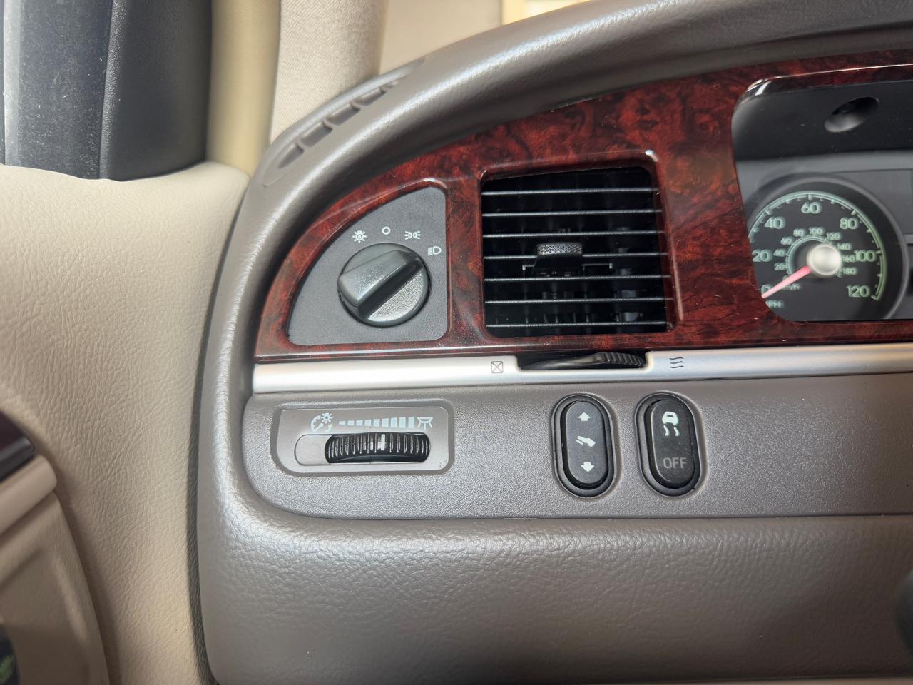 Lincoln Town Car 4dr Sdn Signature Limited 2011