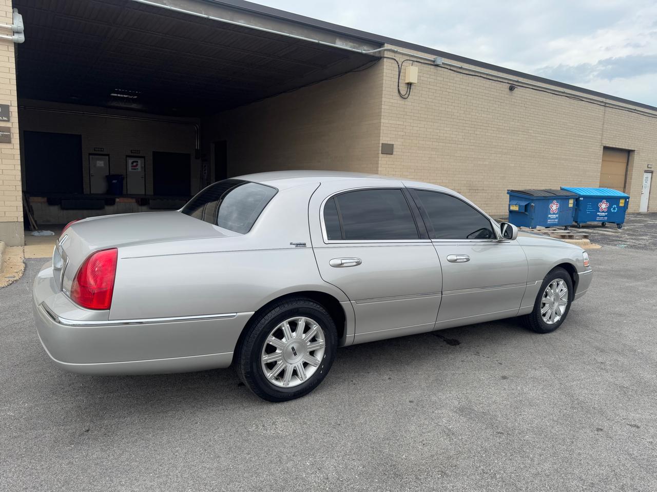 Lincoln Town Car 4dr Sdn Signature Limited 2011