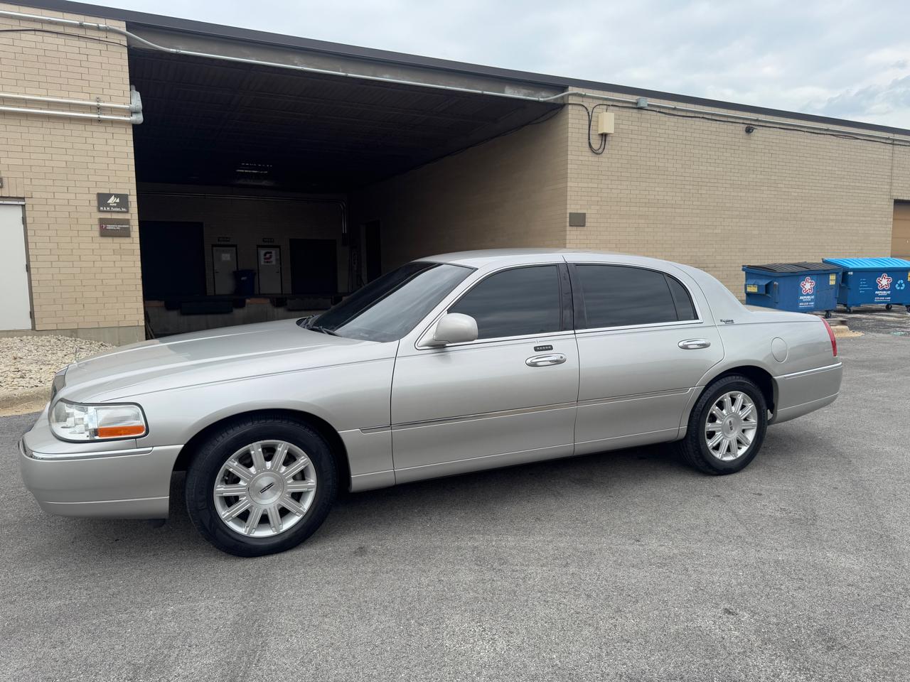 Lincoln Town Car 4dr Sdn Signature Limited 2011