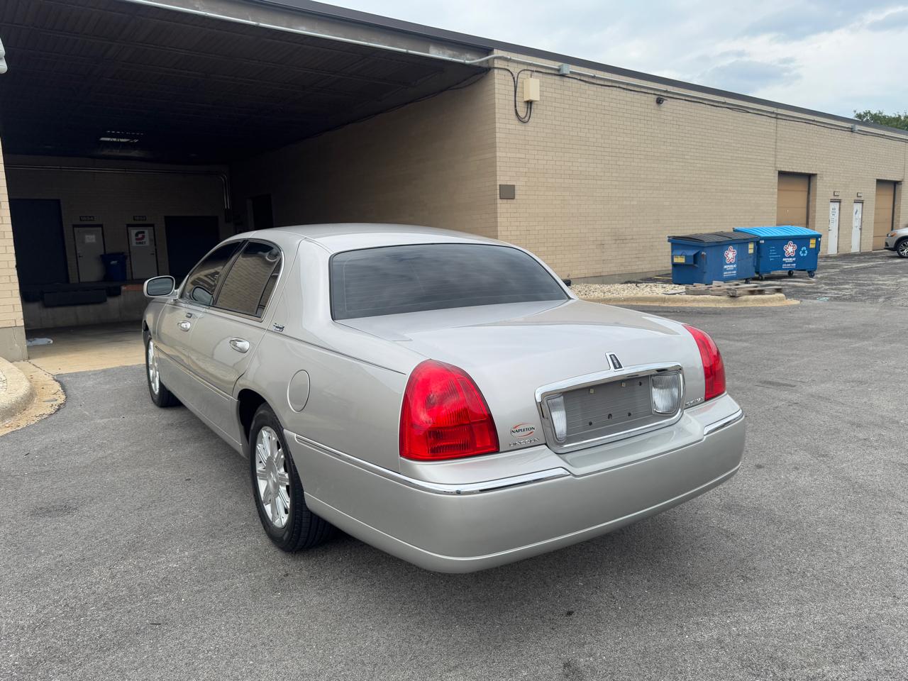 Lincoln Town Car 4dr Sdn Signature Limited 2011