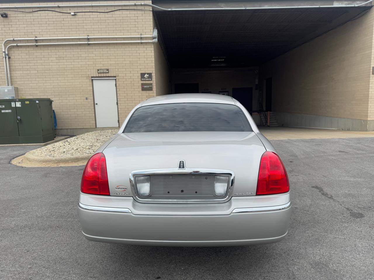 Lincoln Town Car 4dr Sdn Signature Limited 2011
