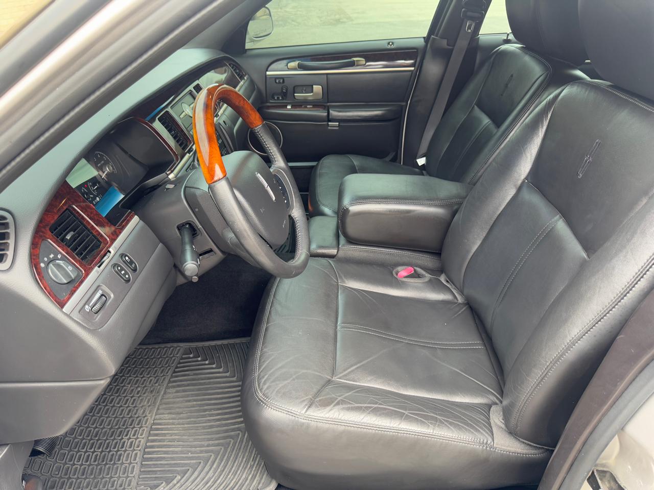 Lincoln Town Car 4dr Sdn Signature Limited 2011