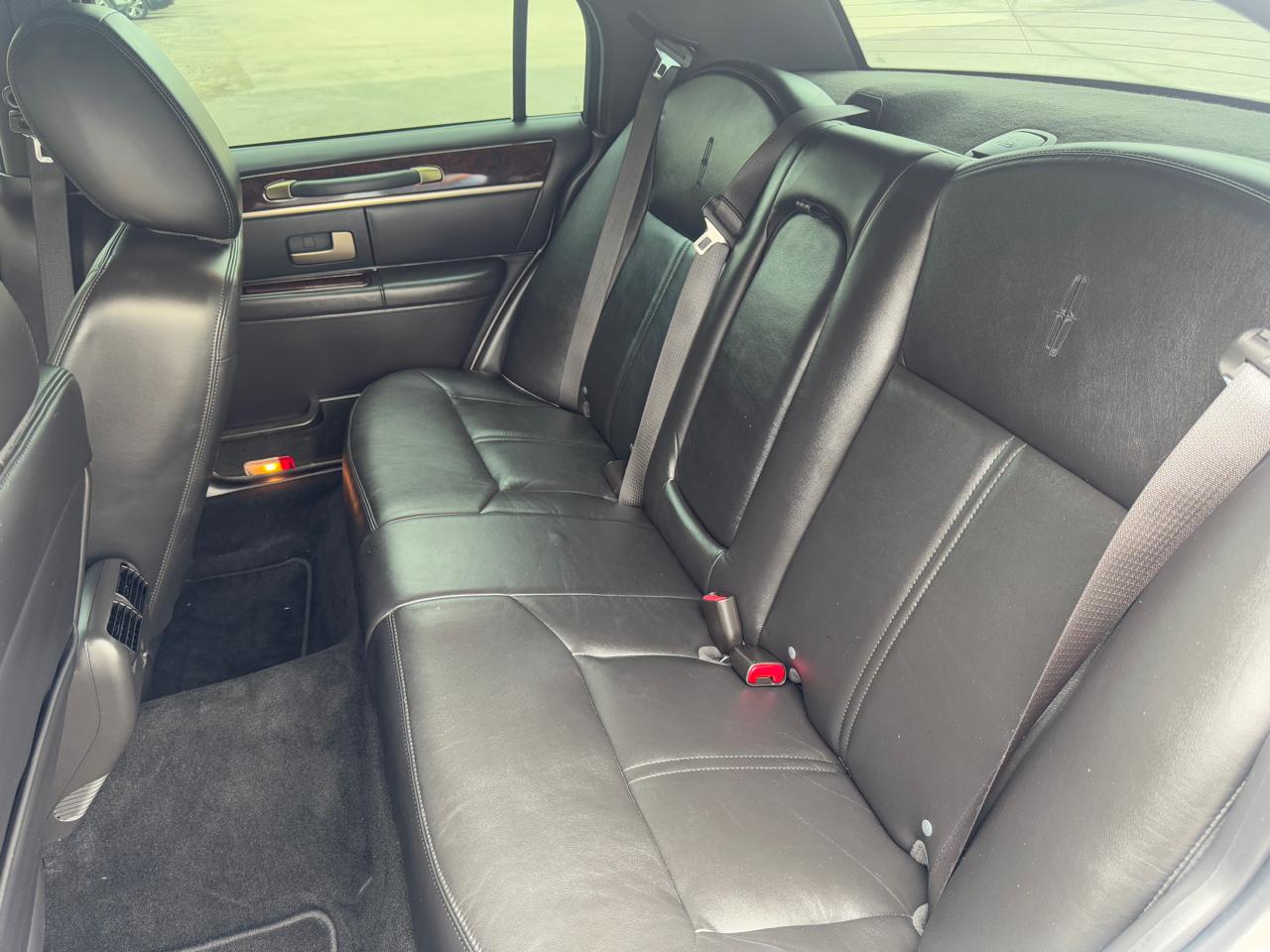 Lincoln Town Car 4dr Sdn Signature Limited 2011