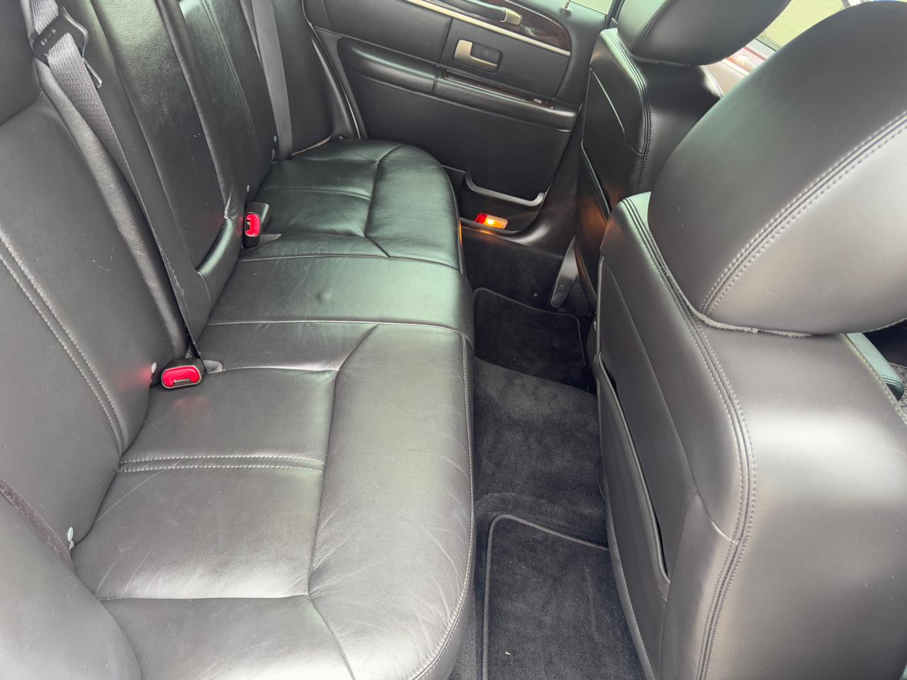 Lincoln Town Car 4dr Sdn Signature Limited 2011