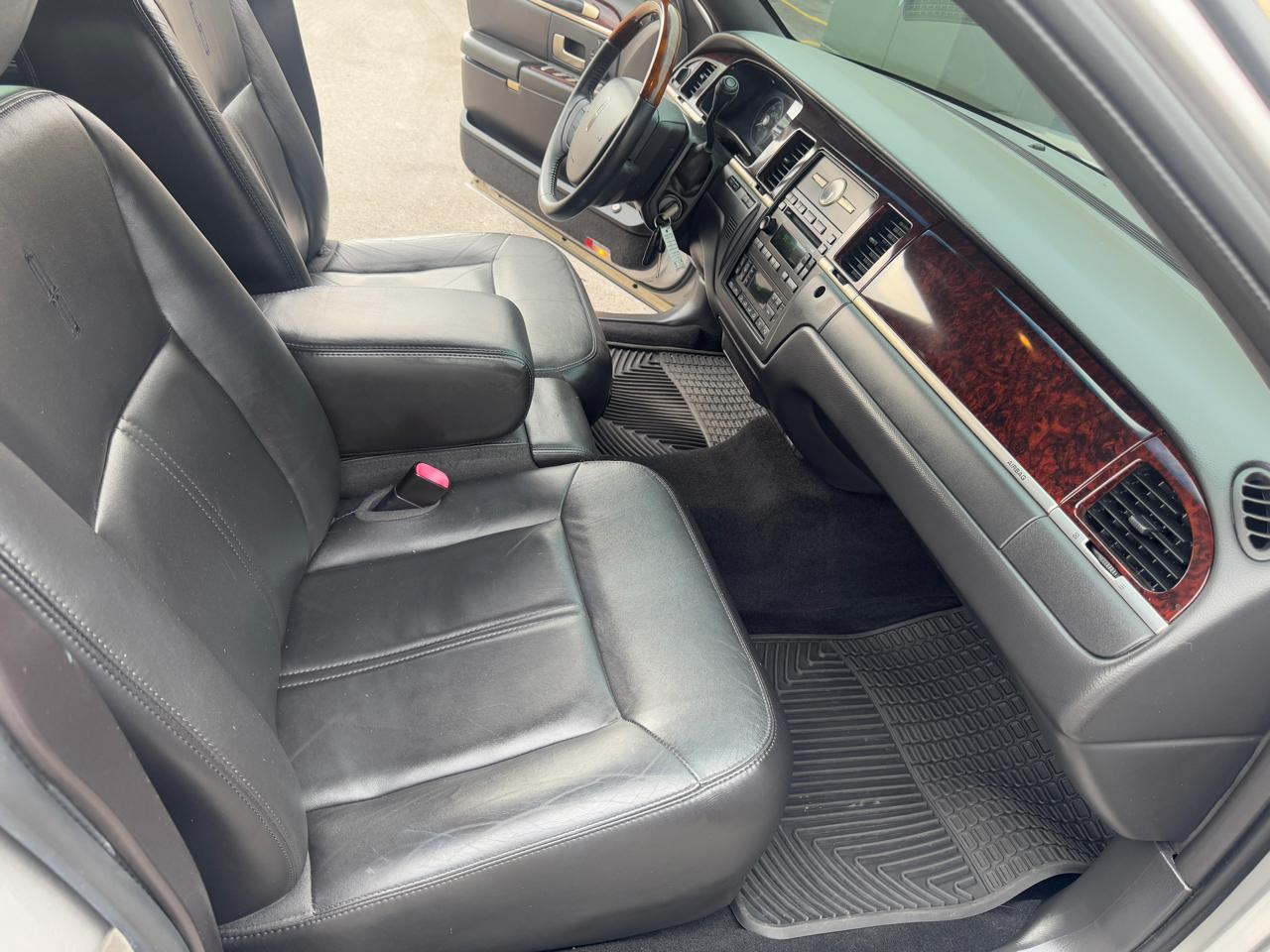 Lincoln Town Car 4dr Sdn Signature Limited 2011