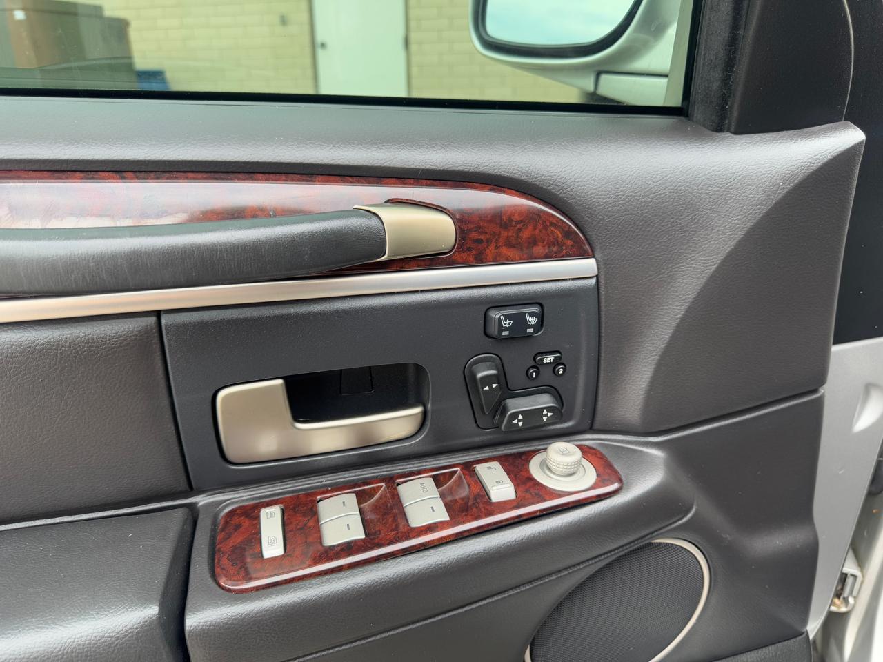 Lincoln Town Car 4dr Sdn Signature Limited 2011
