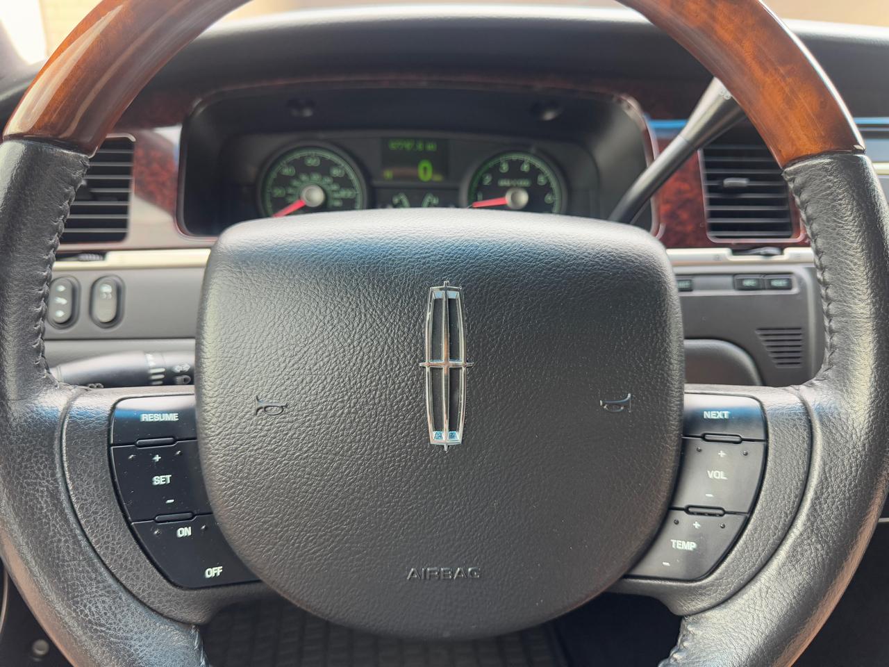 Lincoln Town Car 4dr Sdn Signature Limited 2011