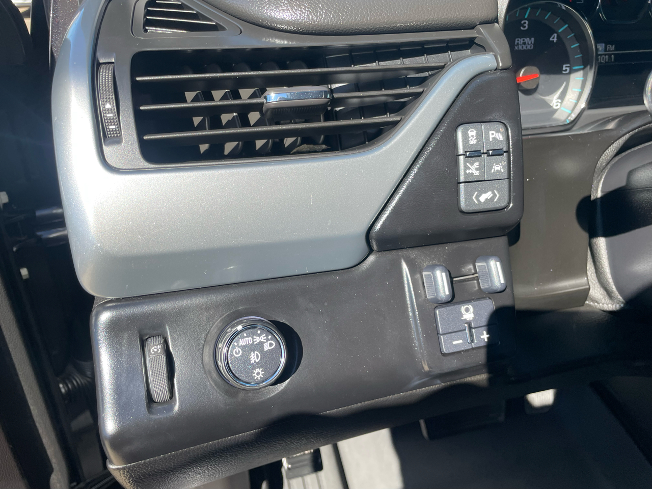 Chevrolet Suburban 2WD 4dr 1500 LTZ 2016