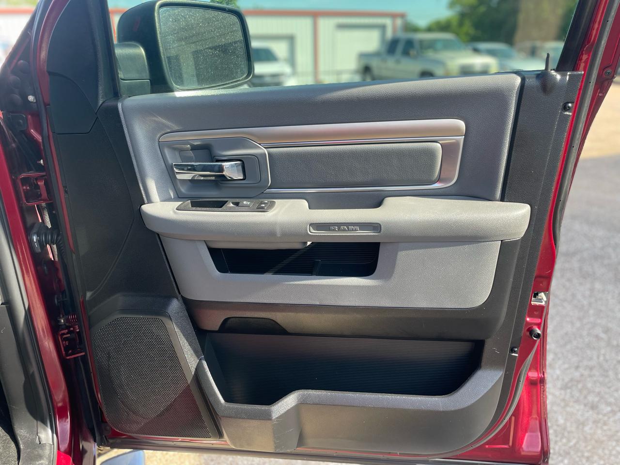 RAM 1500 Lone Star 4x4 Crew Cab 5'7" Box 2017