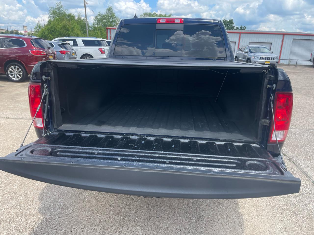RAM 1500 Lone Star Silver 4x4 Crew Cab 5'7" Box 2017