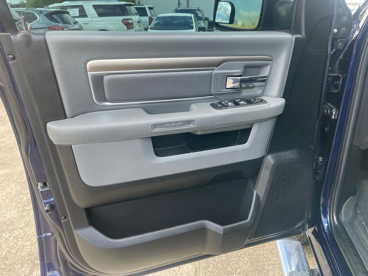 RAM 1500 Lone Star Silver 4x4 Crew Cab 5'7" Box 2017