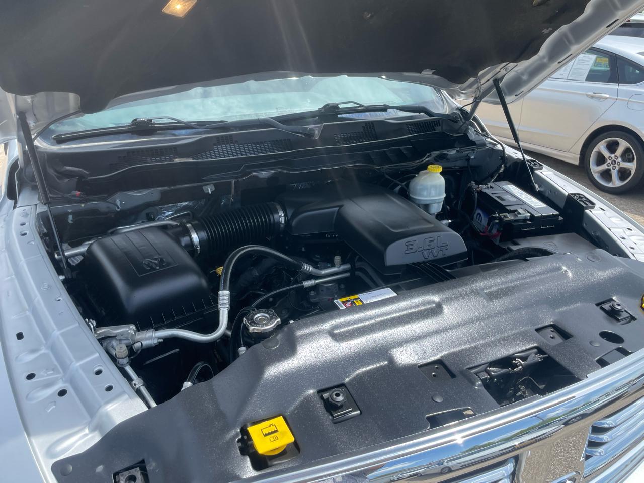 RAM 1500 4WD Crew Cab 140.5" Lone Star 2016