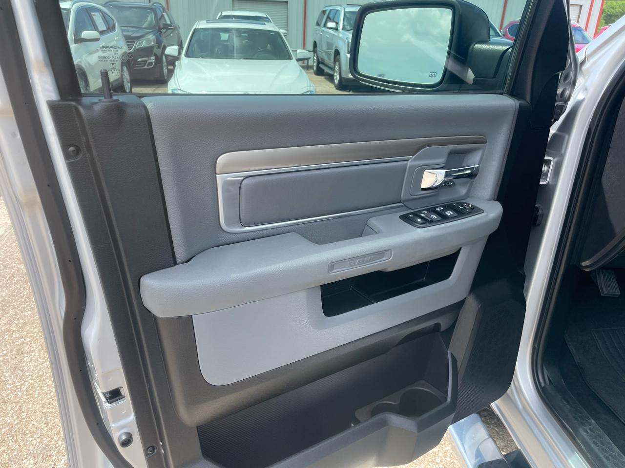 RAM 1500 4WD Crew Cab 140.5" Lone Star 2016
