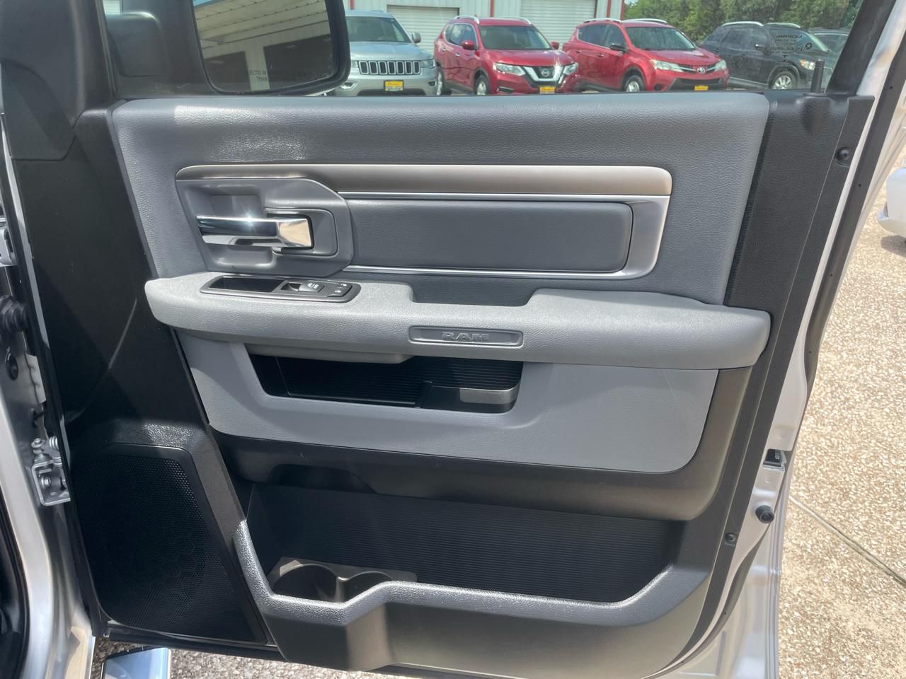 RAM 1500 4WD Crew Cab 140.5" Lone Star 2016