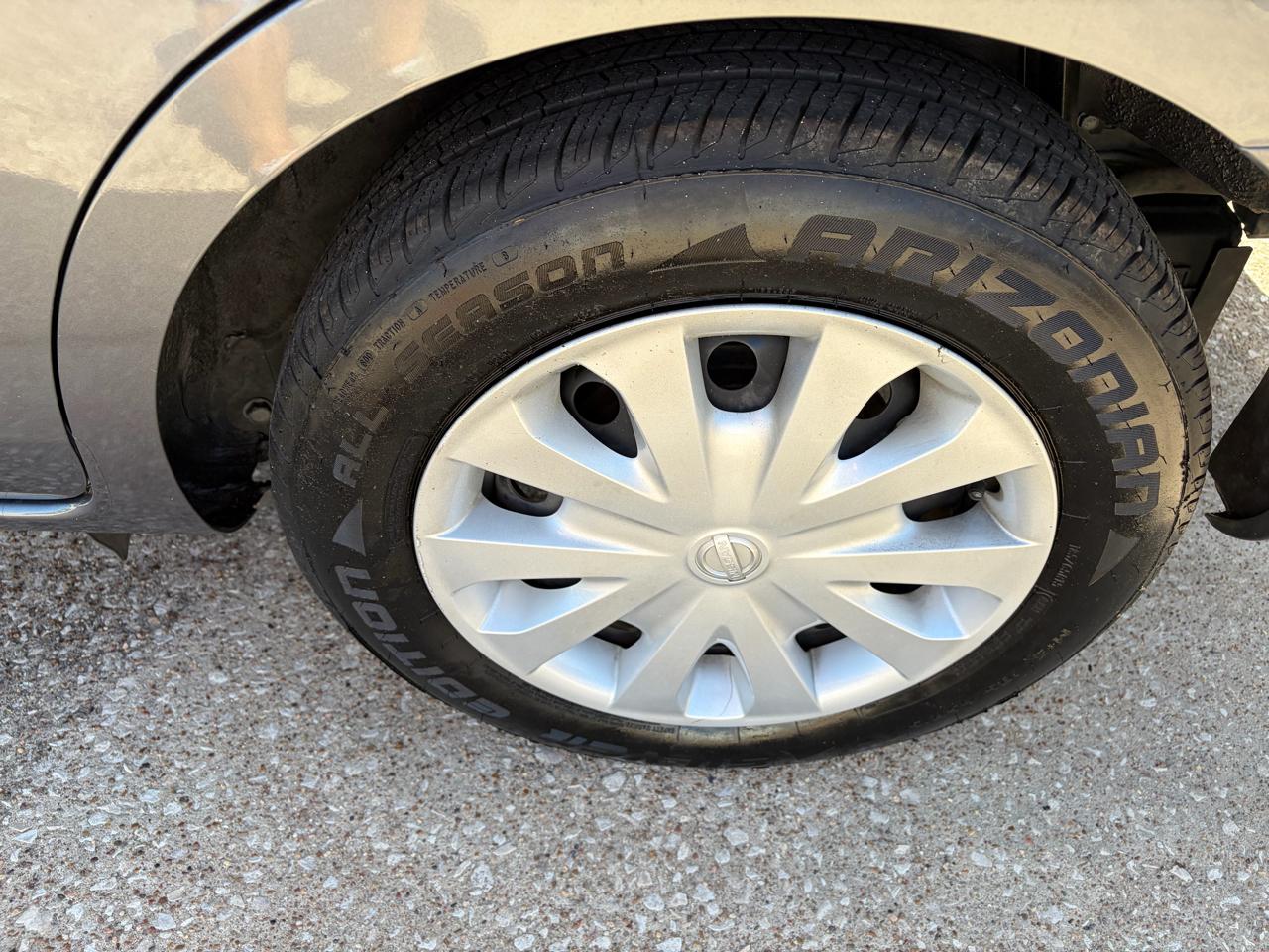 Nissan Versa Sedan SV CVT 2017
