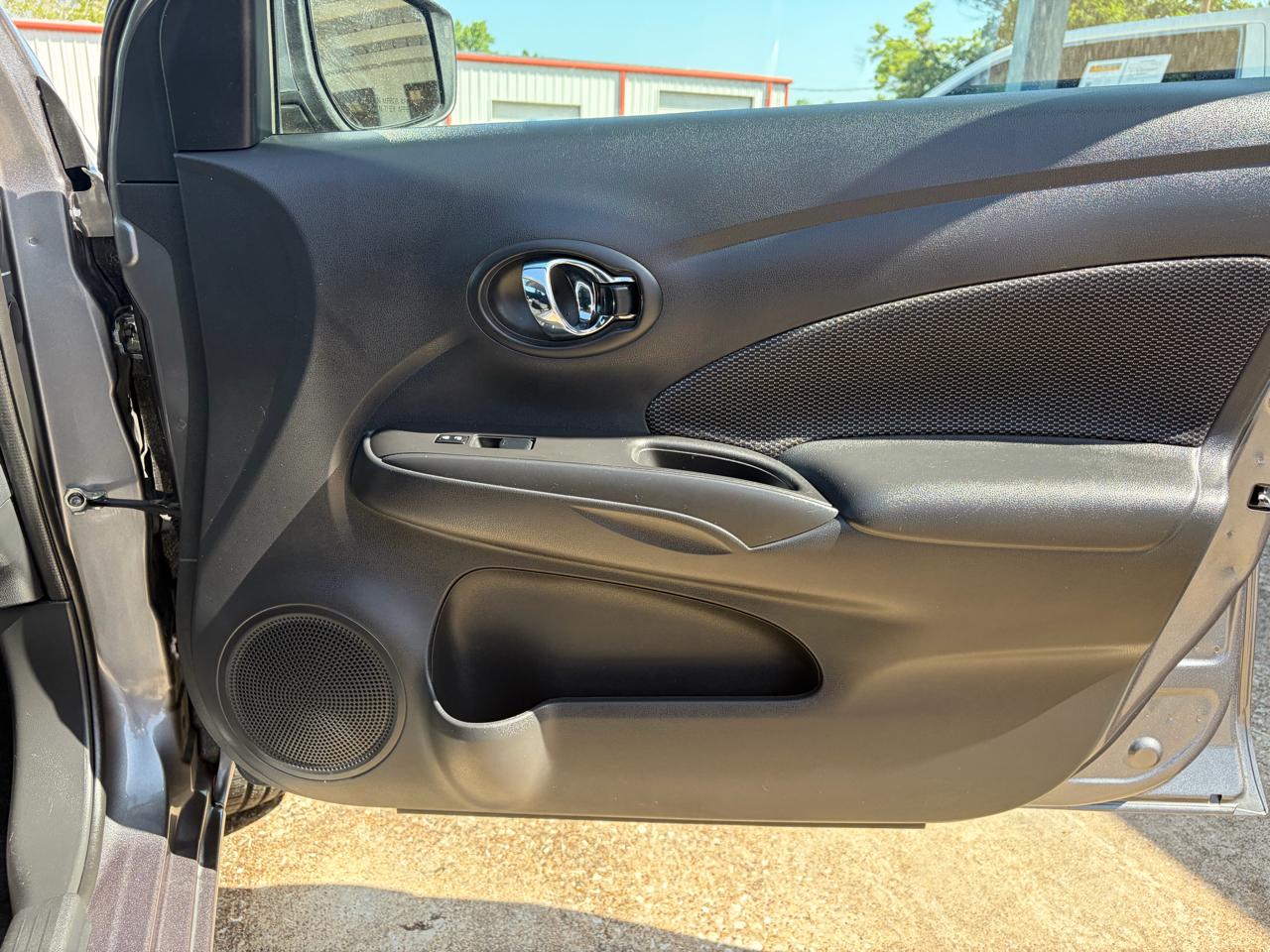 Nissan Versa Sedan SV CVT 2017