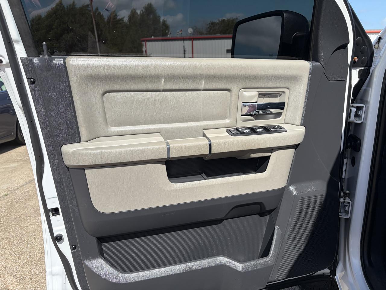 RAM 1500 4WD Crew Cab 140.5" SLT 2012