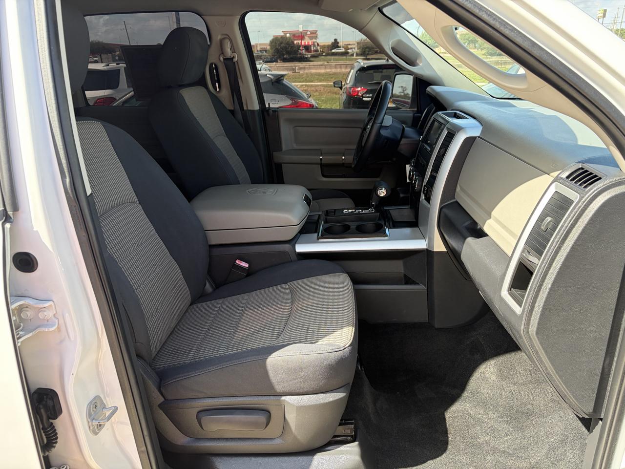 RAM 1500 4WD Crew Cab 140.5" SLT 2012