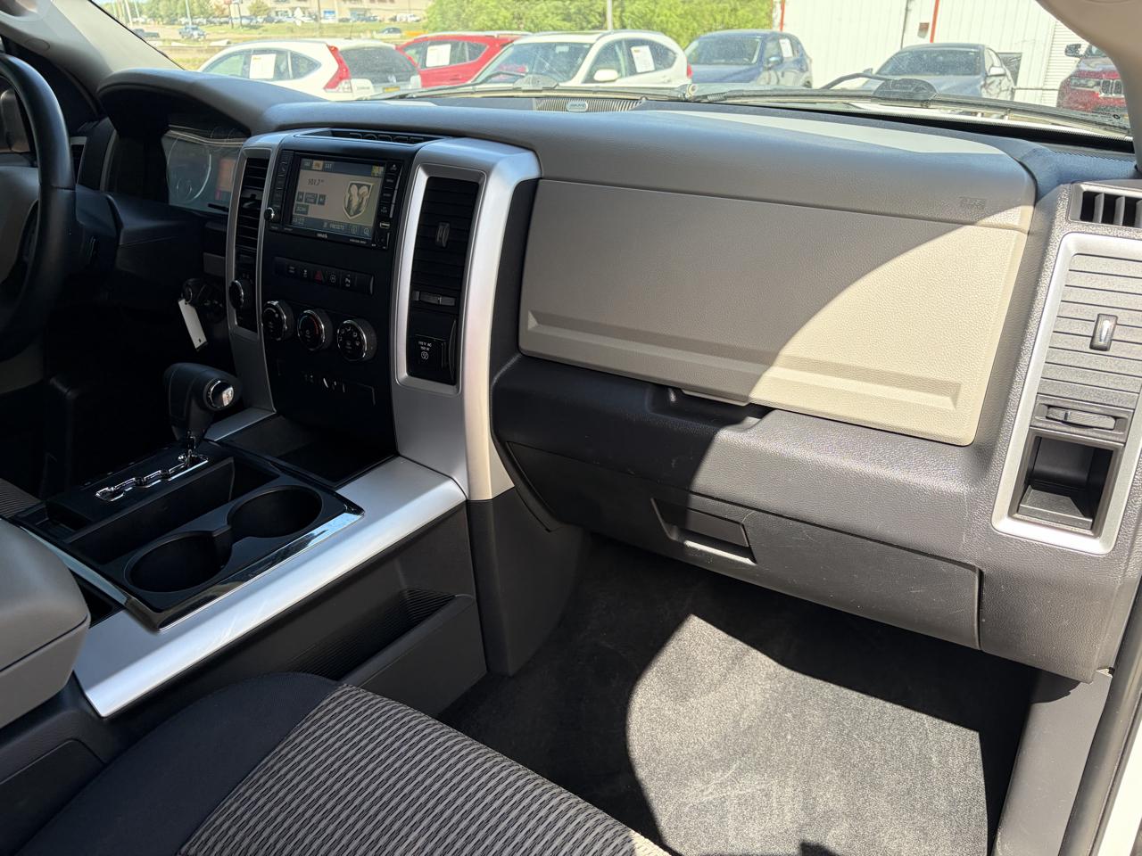 RAM 1500 4WD Crew Cab 140.5" SLT 2012
