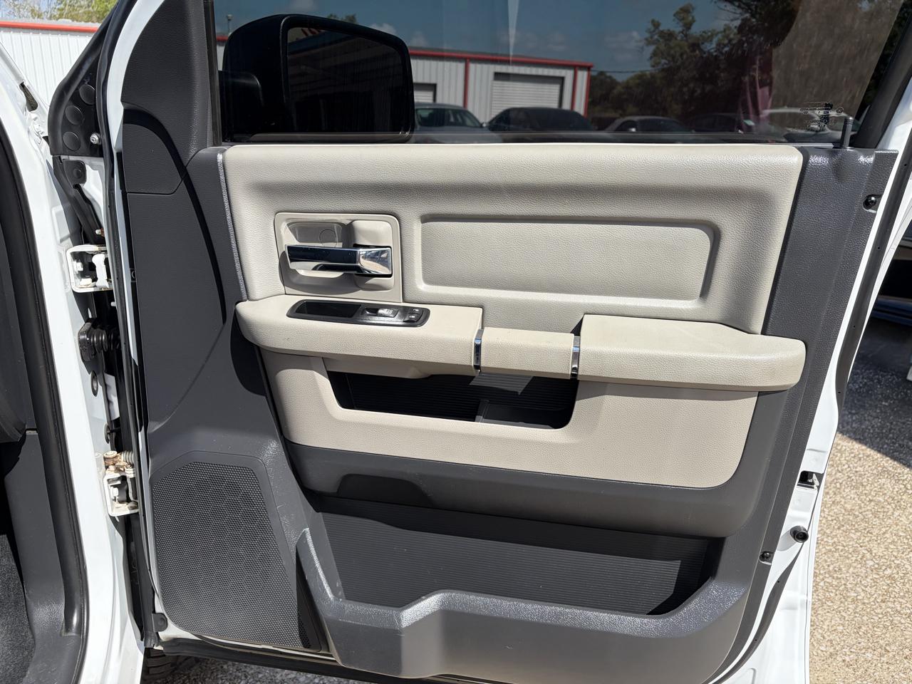 RAM 1500 4WD Crew Cab 140.5" SLT 2012