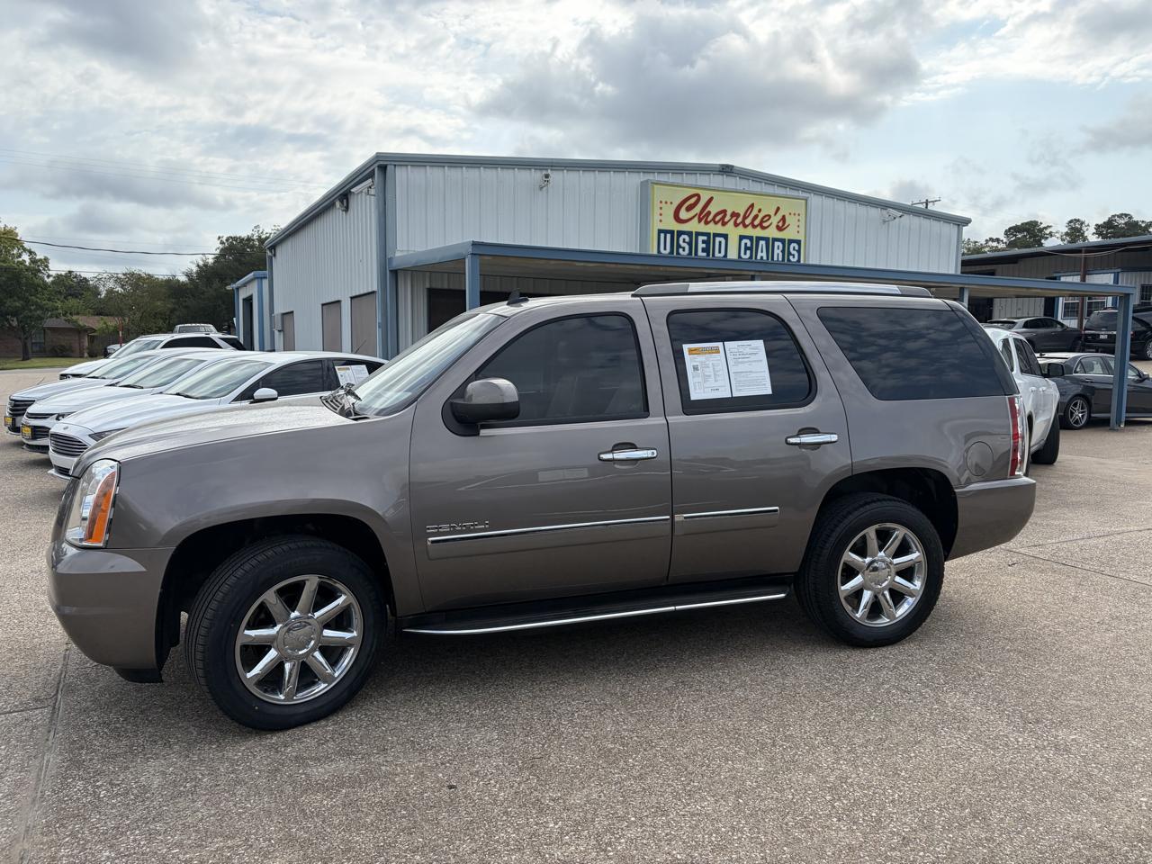 GMC Yukon AWD 4dr 1500 Denali 2011
