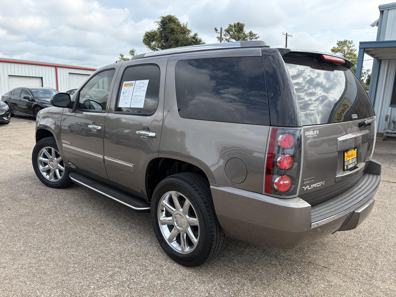 GMC Yukon AWD 4dr 1500 Denali 2011