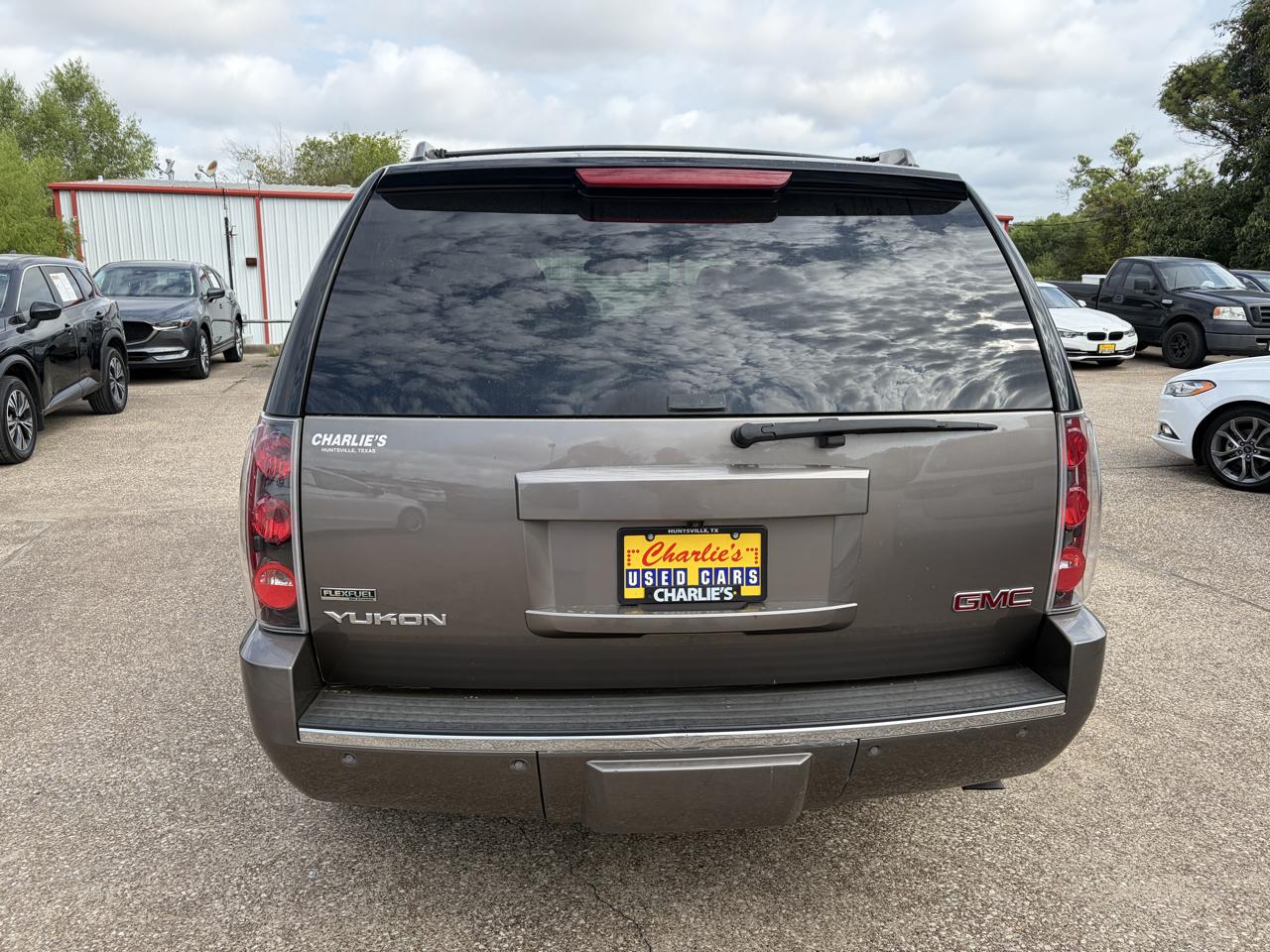 GMC Yukon AWD 4dr 1500 Denali 2011