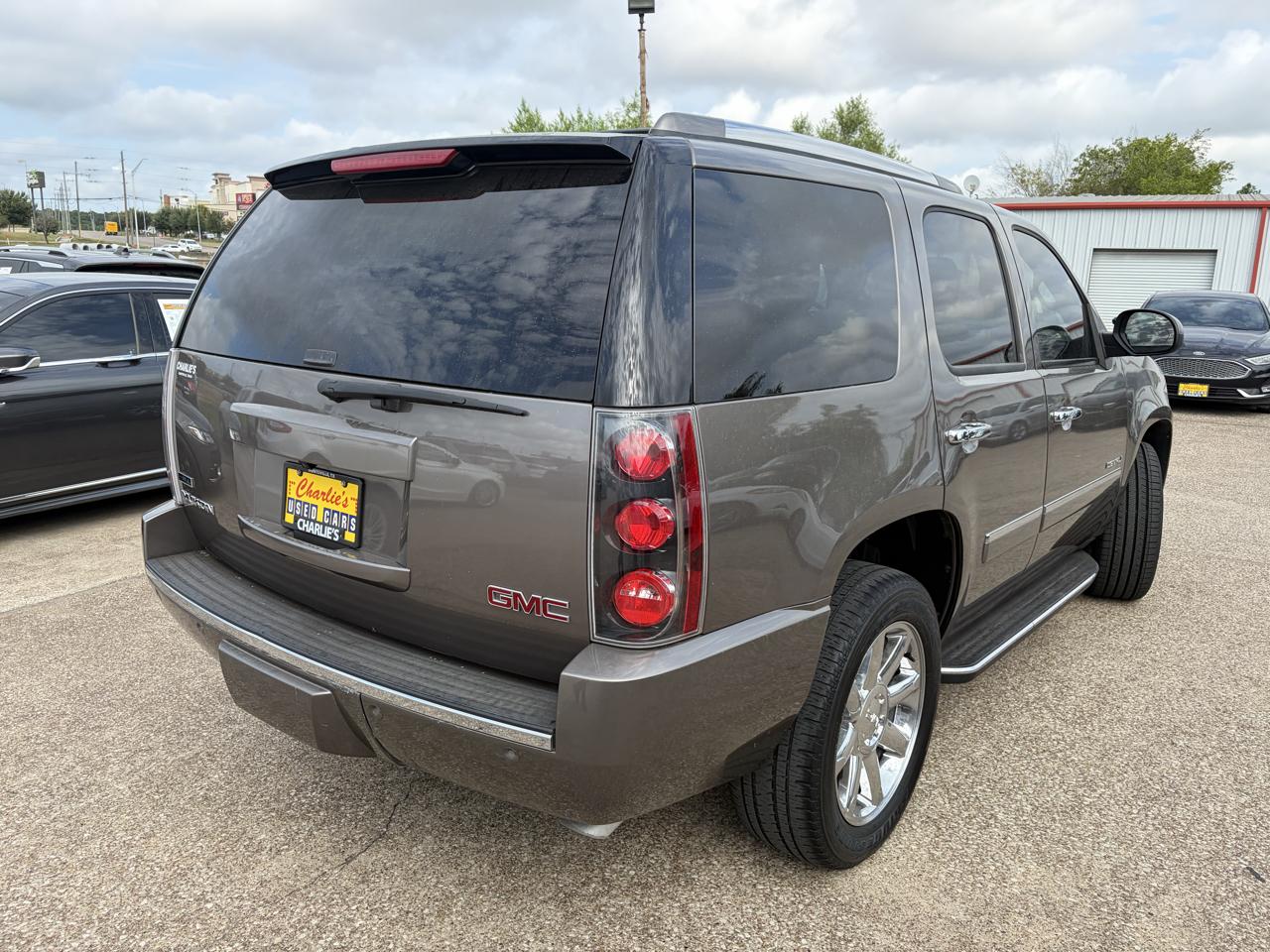 GMC Yukon AWD 4dr 1500 Denali 2011