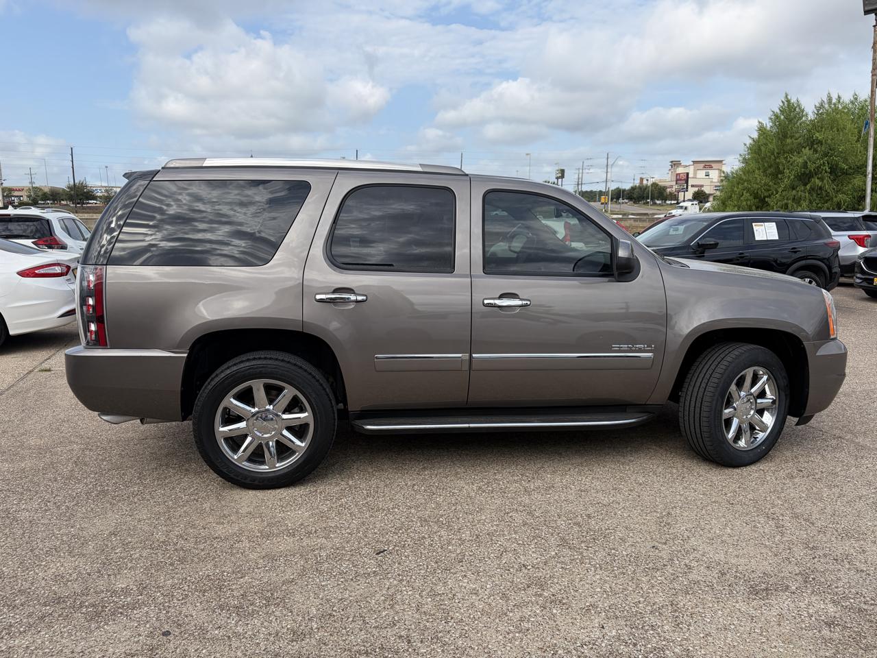 GMC Yukon AWD 4dr 1500 Denali 2011