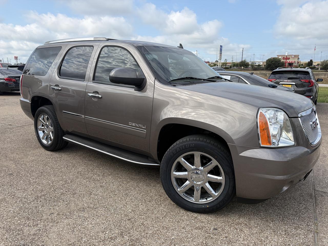 GMC Yukon AWD 4dr 1500 Denali 2011