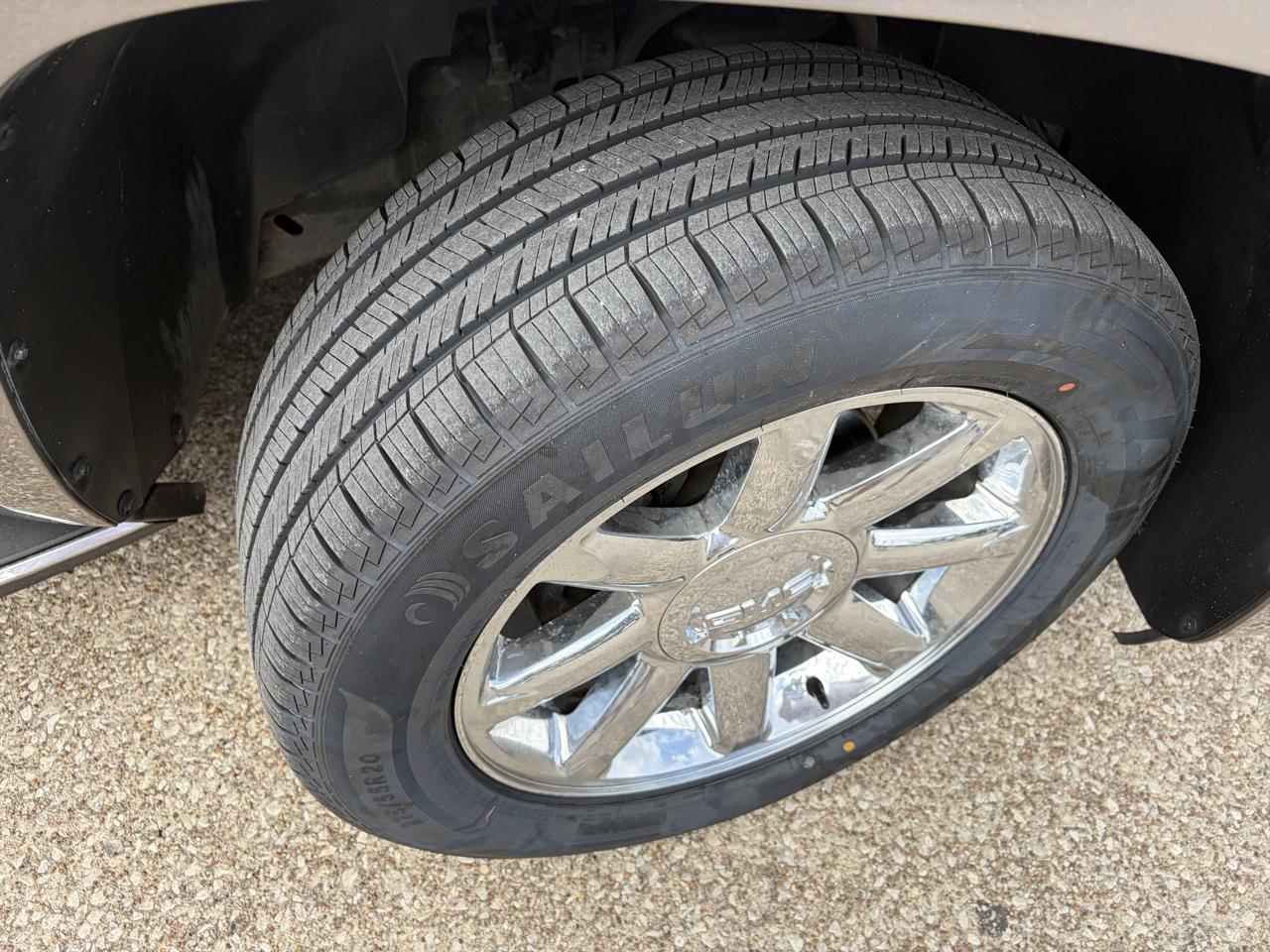 GMC Yukon AWD 4dr 1500 Denali 2011