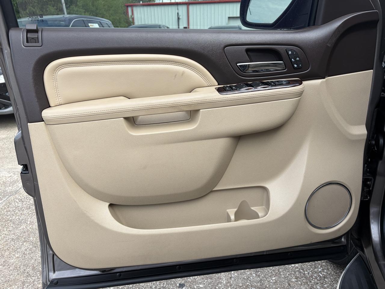 GMC Yukon AWD 4dr 1500 Denali 2011