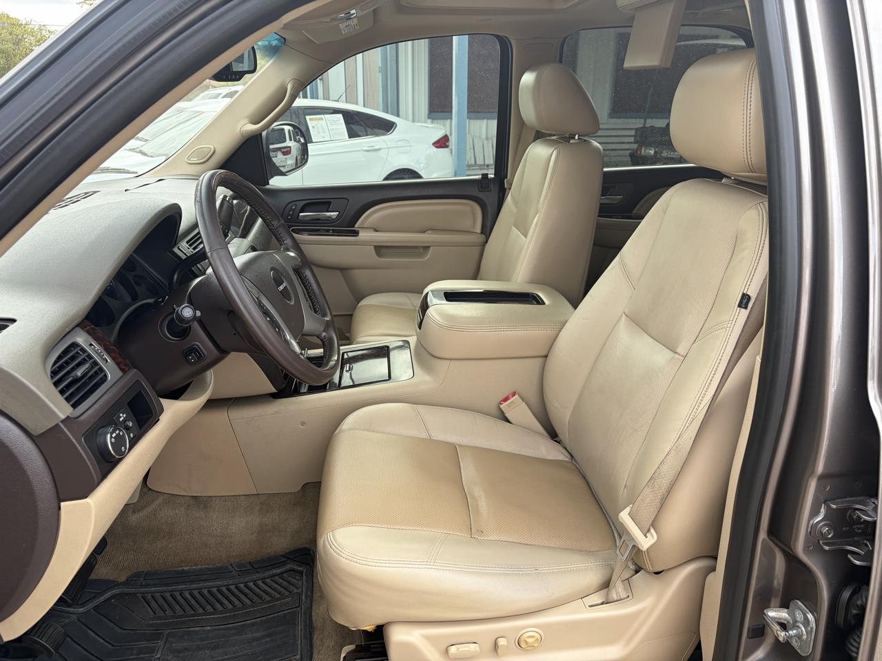 GMC Yukon AWD 4dr 1500 Denali 2011