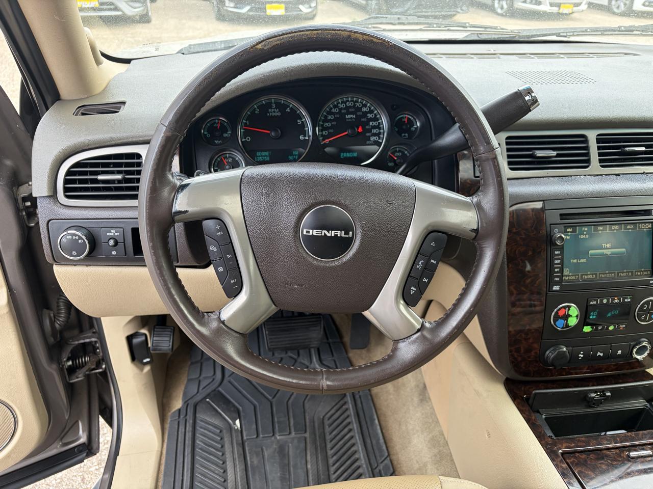 GMC Yukon AWD 4dr 1500 Denali 2011