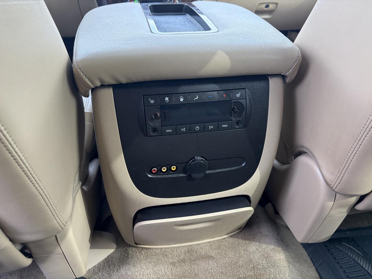 GMC Yukon AWD 4dr 1500 Denali 2011