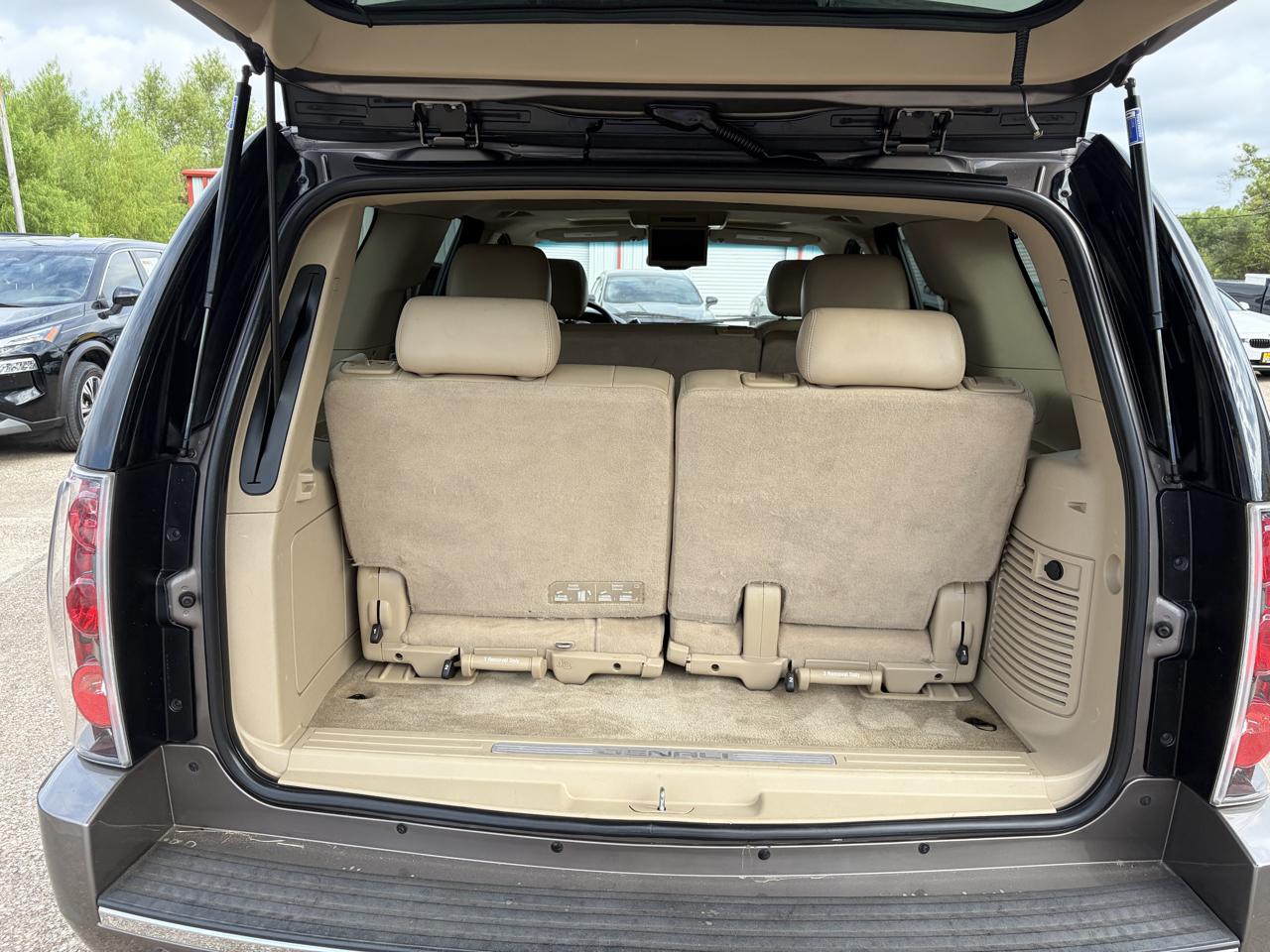 GMC Yukon AWD 4dr 1500 Denali 2011