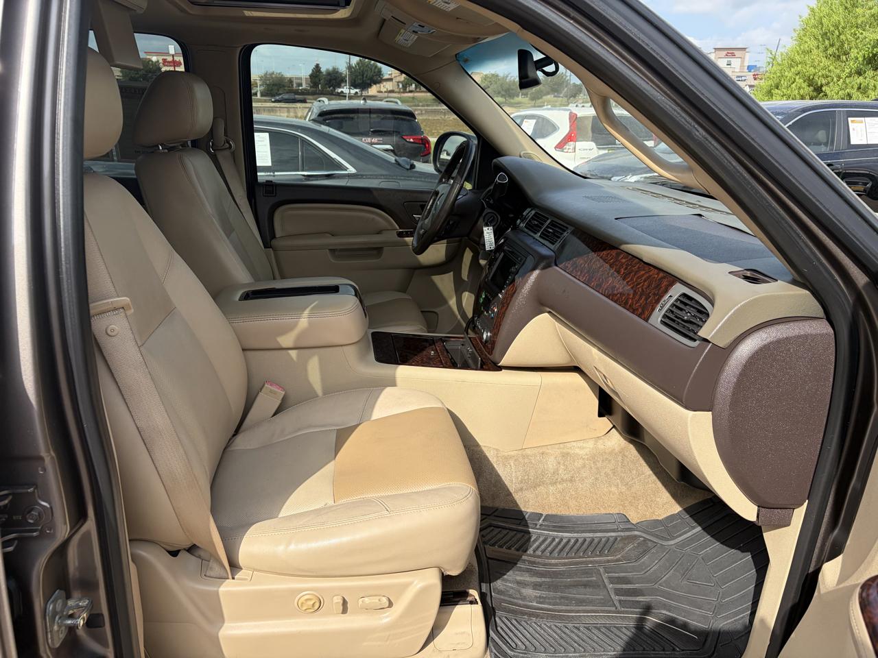 GMC Yukon AWD 4dr 1500 Denali 2011