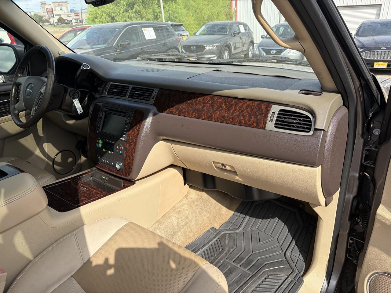 GMC Yukon AWD 4dr 1500 Denali 2011