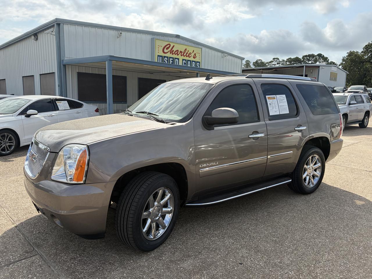 GMC Yukon AWD 4dr 1500 Denali 2011